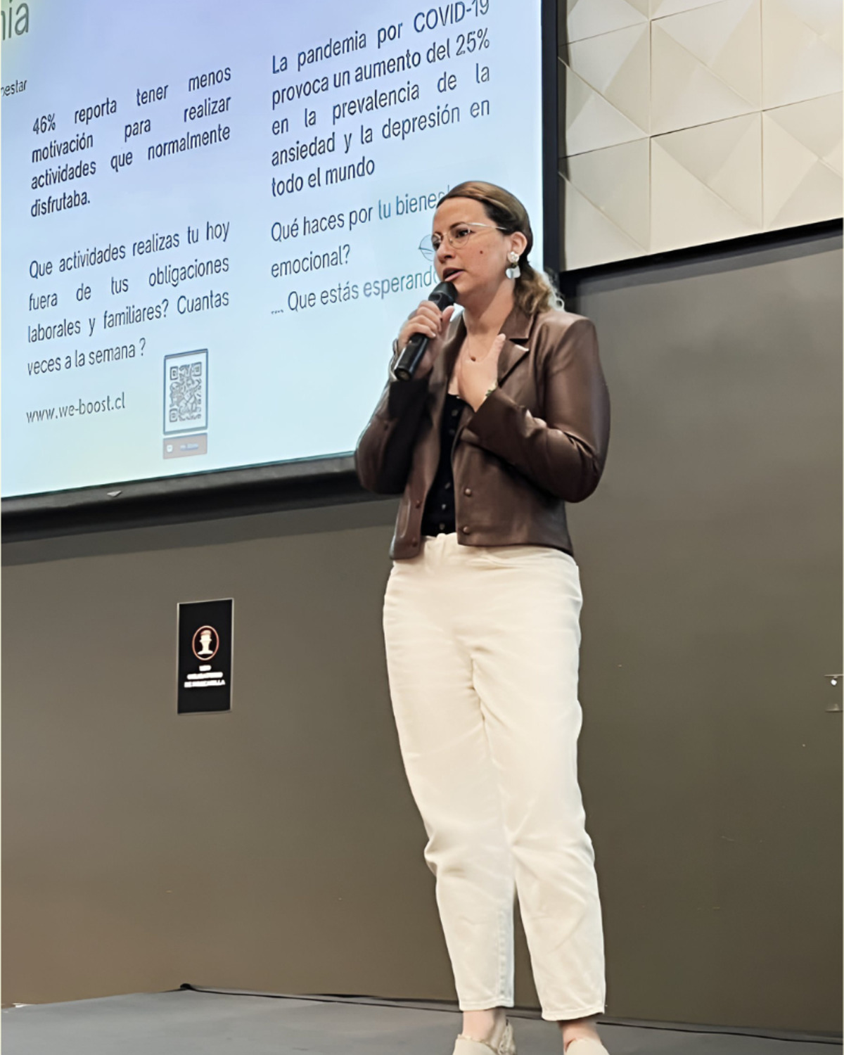 Natalia Apablaza, directora y fundadora de We Rise, hablando en un encuentro